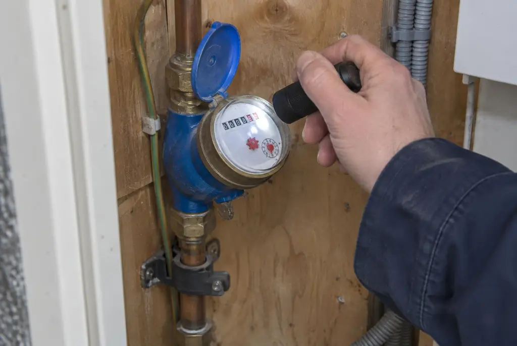 Lekdetectie Renkum – watermeter in de meterkast controleren met een zaklamp